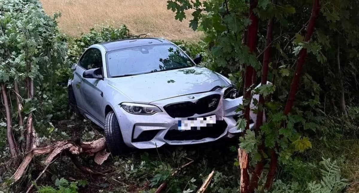 19-latek nie opanował BMW i podróż zakończył w rowie 3
