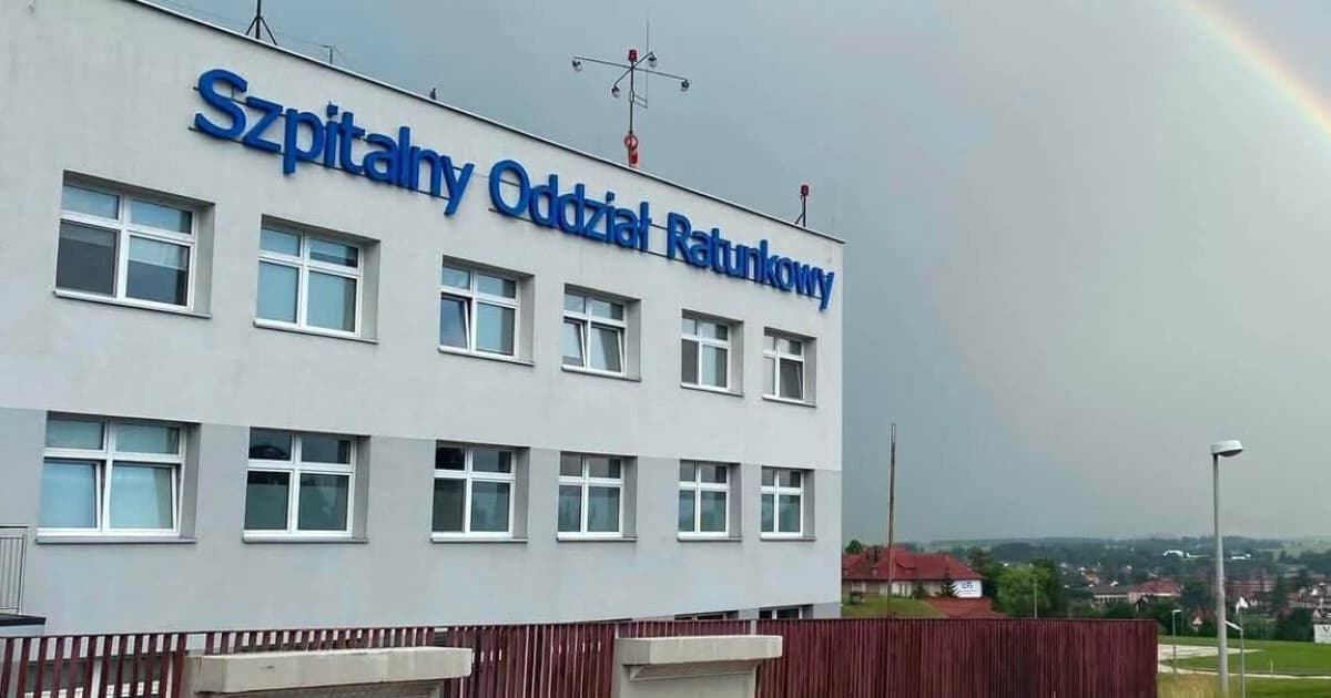 Uderzył w twarz pielęgniarza, kopnął ratowniczkę