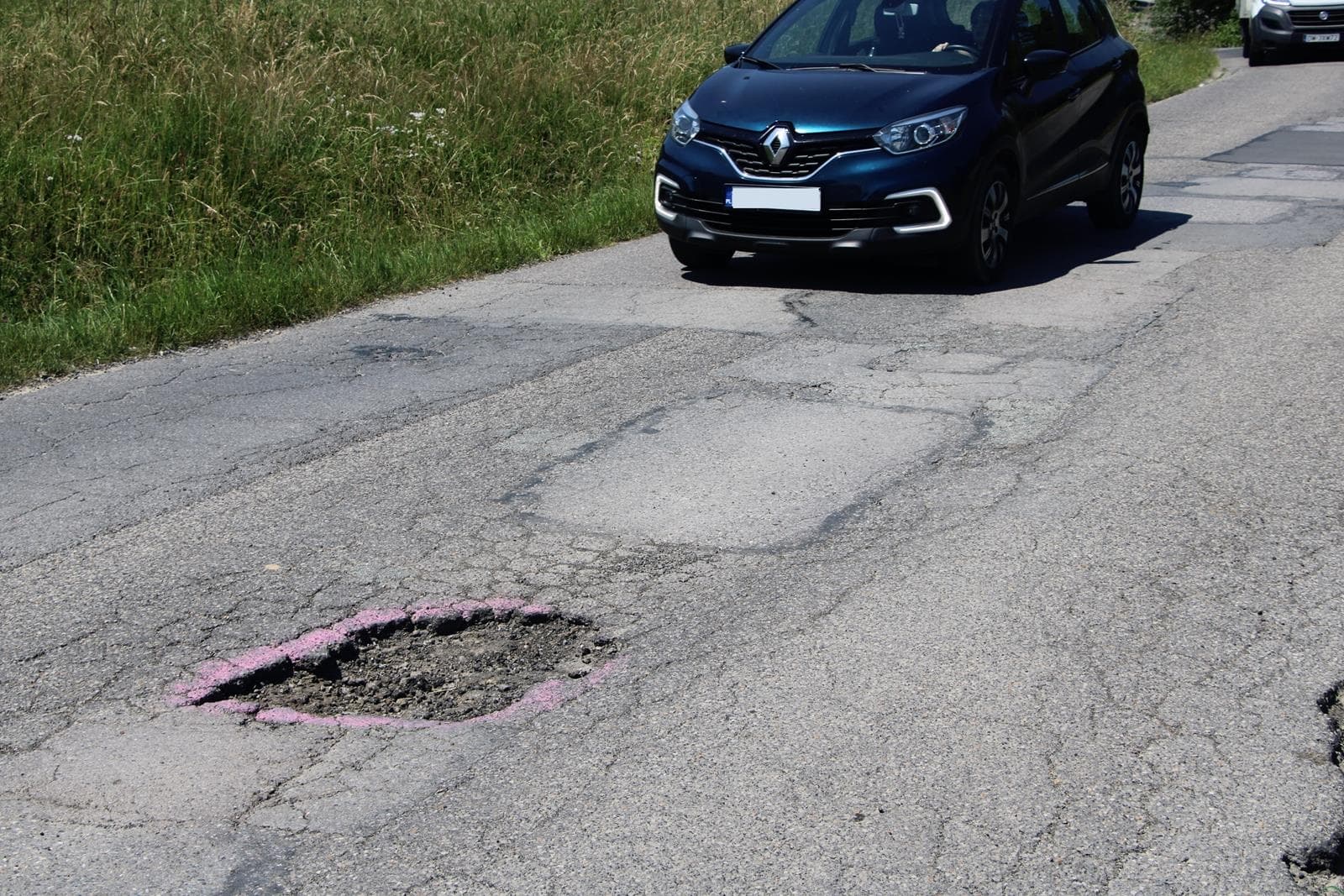 Powiatowe dziury na Żywiecczyźnie straszą! Wstyd i kpina! – ZDJĘCIA