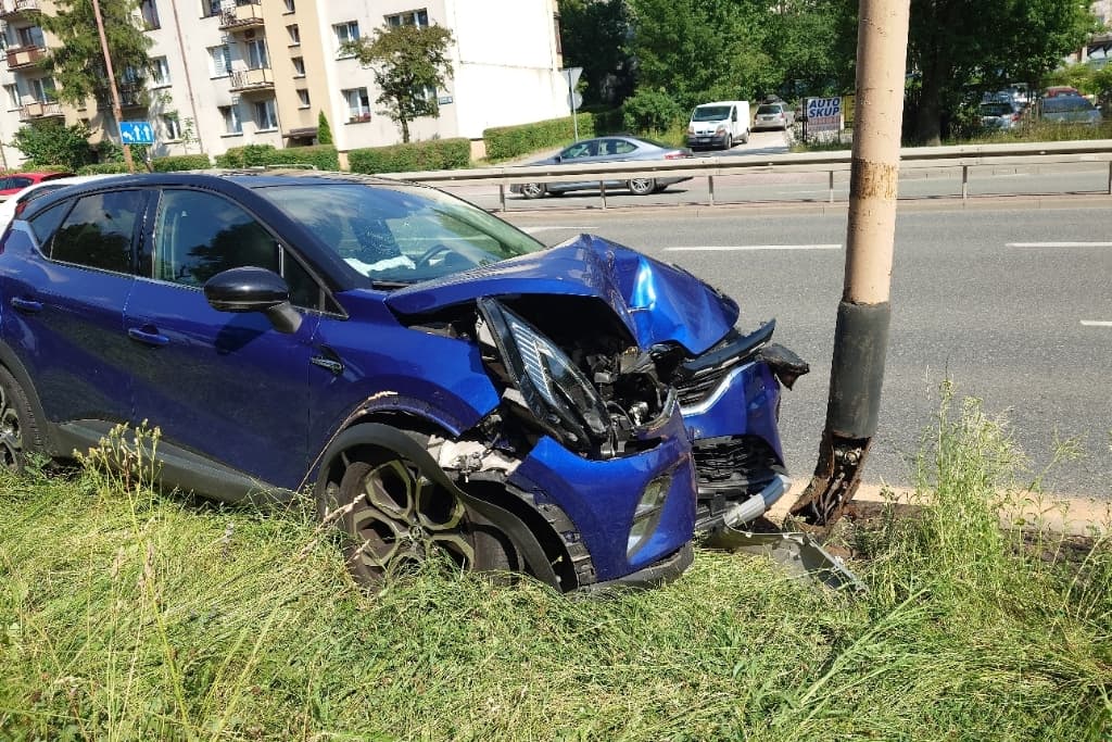 Z ostatniej chwili! Zderzenie dwóch aut. Jeden z pojazdów uderzył w słup