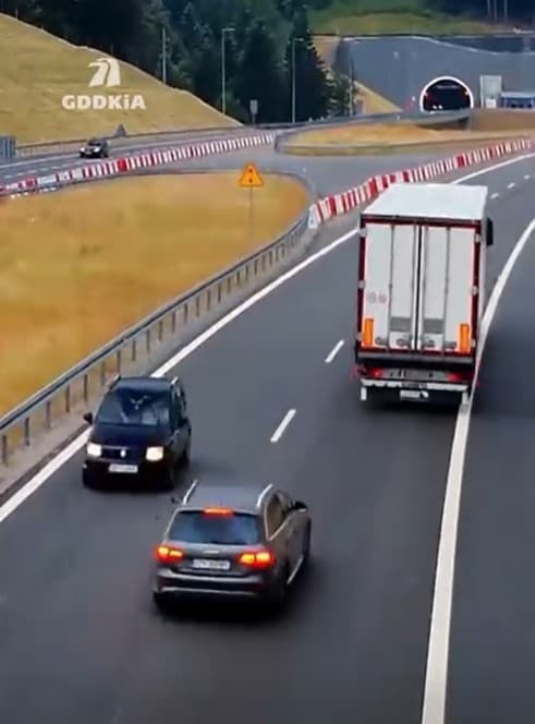 Kolejny kierowca zawracał na S1! – WIDEO