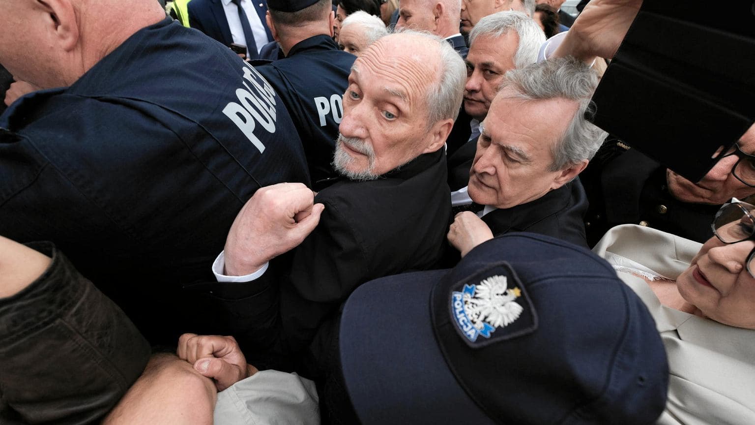 Antoni Macierewicz w środku nocnej awantury. Interweniowała policja. 'Napadł na nas'