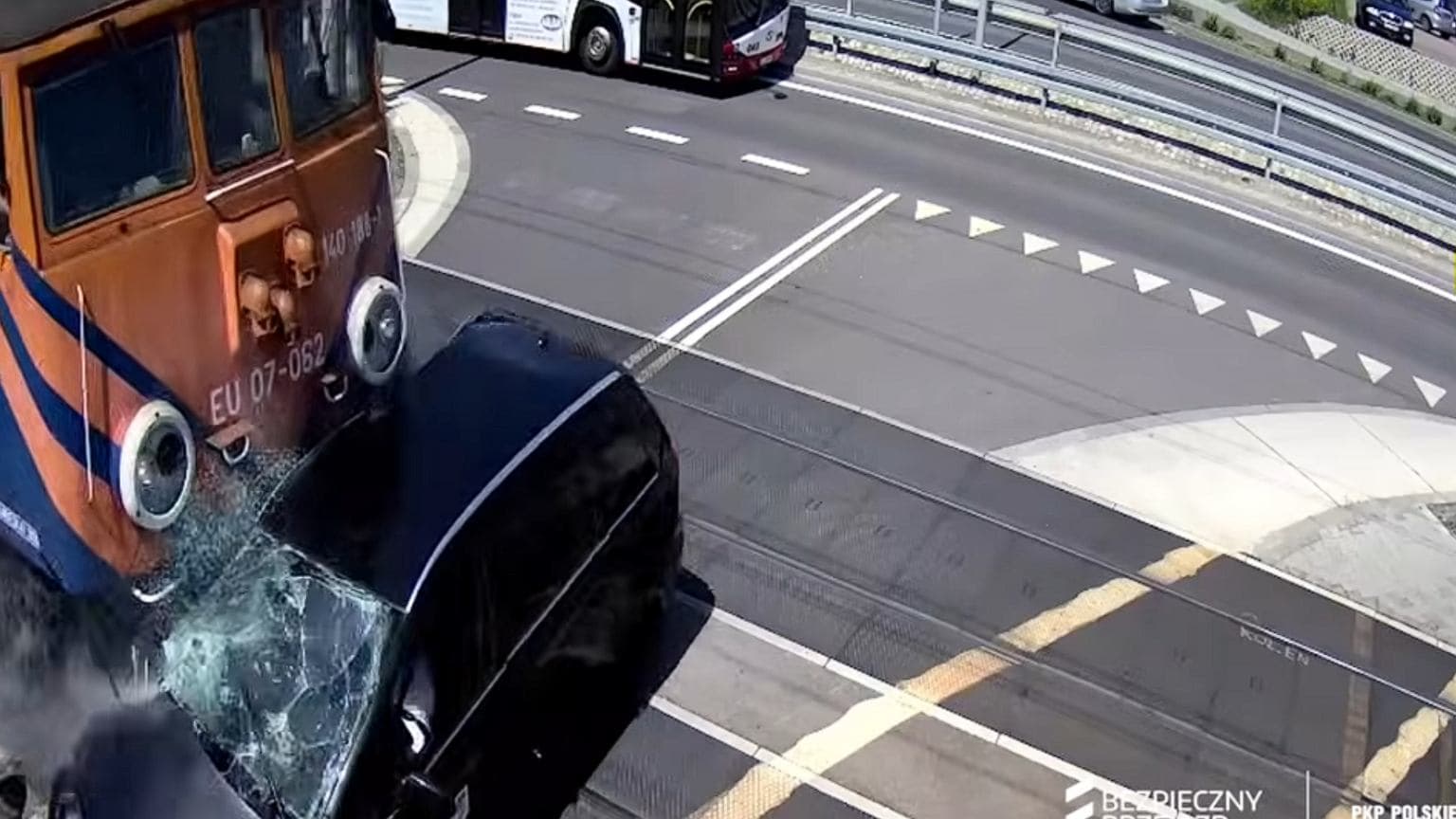 Wjechał osobówką na tory na czerwonym świetle. Zarzuty dla kierowcy autobusu. Zwrot w sprawie
