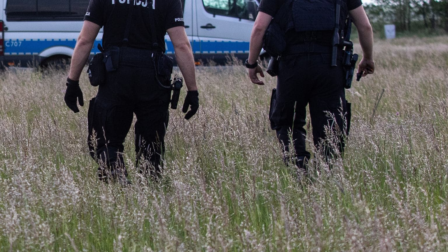 Śmierć 64-latki. Drugi dzień obławy na 65-letniego męża. "Porusza się bez butów i skarpet"