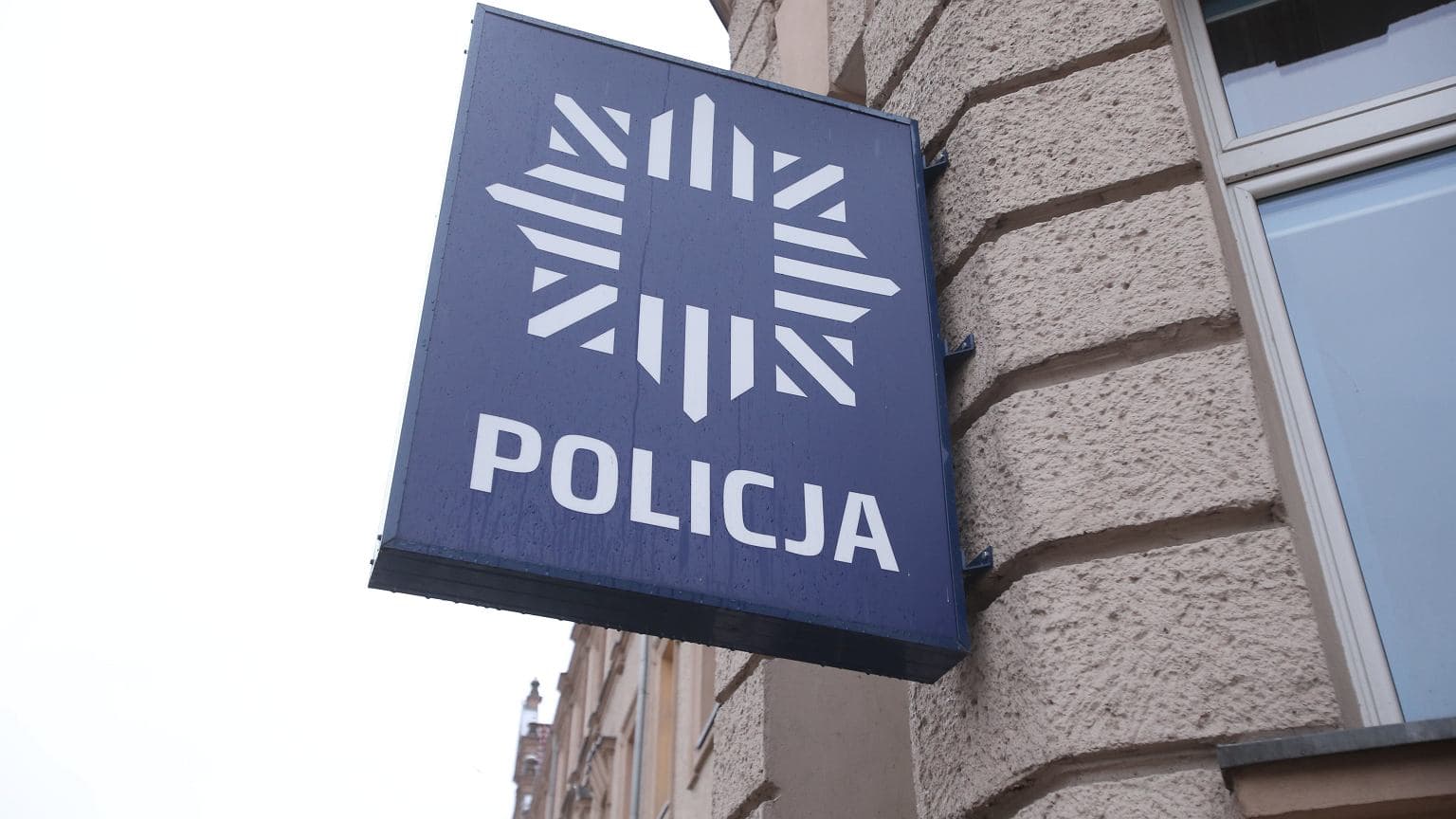 Atak na policjantów w Warszawie. Napastnik miał kastety i maczetę