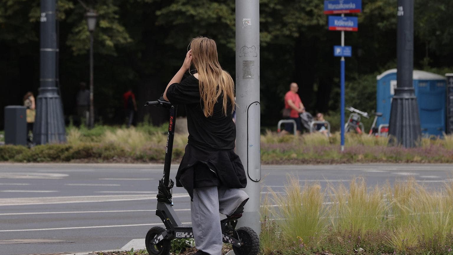 Pijana 16-latka na hulajnodze zatrzymana w Mławie. Wiozła koleżankę