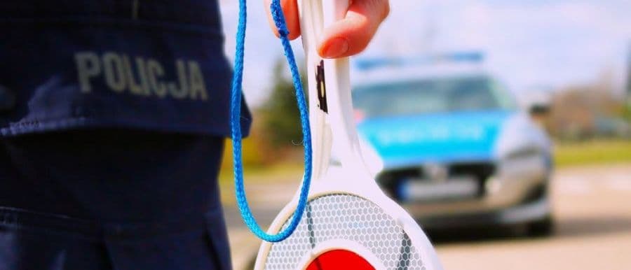17-latek bez uprawnień wziął samochód cioci bez jej wiedzy. Tłumaczył, ze chciał zrobić babci zakupy