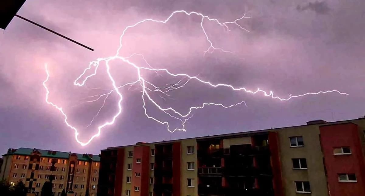 Nawałnica spustoszyła powiat bialski. Wiatr zrywał dachy, pioruny wywoływały pożary