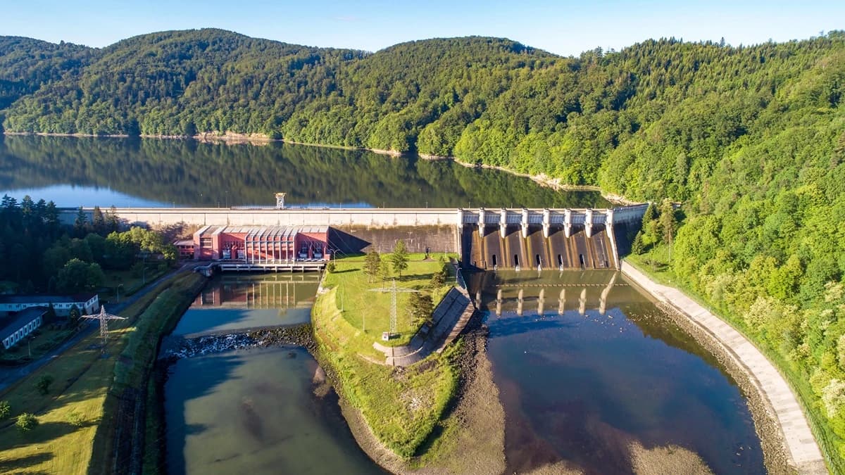 Zrzut wody i mamy prąd. Genialny sposób magazynowania energii nad polskim jezioremAktualizacja: