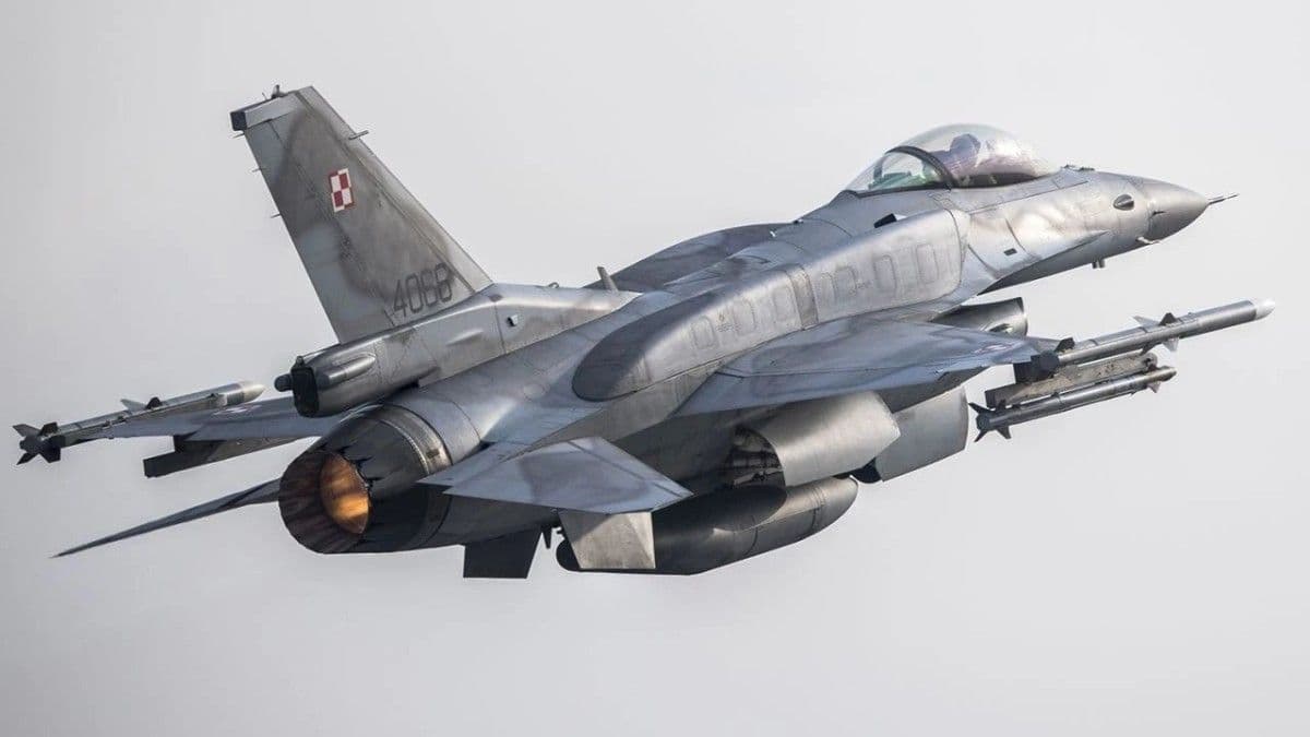 Polski F-16 nad Paryżem