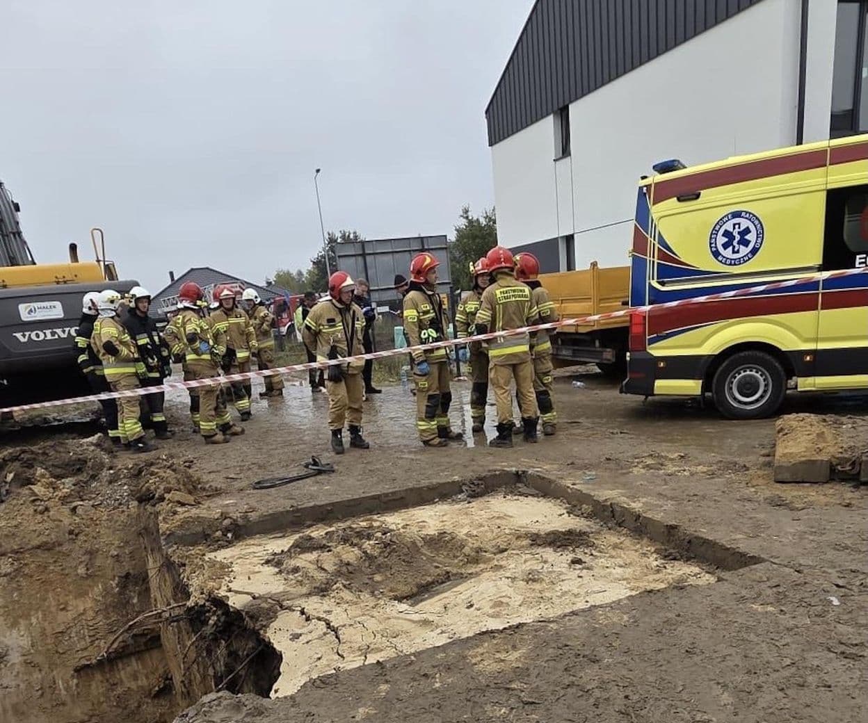 wypadek Tragiczny wypadek w Bełchatowie. Mężczyzna zginął przysypany ziemią podczas prac budowlanych