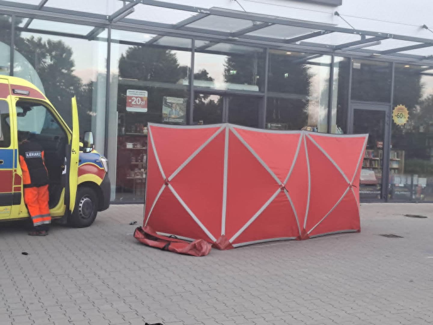 Koszmarny wypadek na parkingu galerii. Nie żyje motocyklista