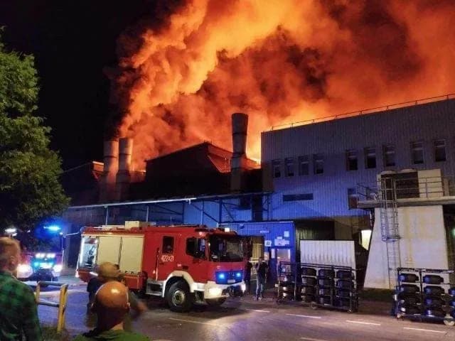 Ewakuowano 200 osób. Groźny pożar na terenie fabryki. Trwają działania służb [Foto]