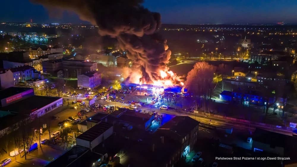 Ogromny pożar w Rudzie Śląskiej [FILM]. Płonie pawilon handlowy Chiński Market – NOWE INFO