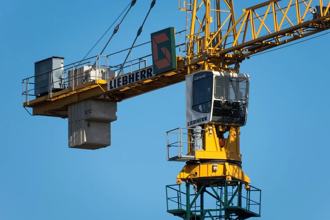 Blisko tragedii. Pijany operator 40-metrowego dźwigu sprowadzony na dół przez strażaków