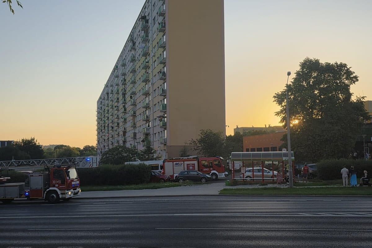 Mężczyzna grozi, że skoczy z okna bloku. Policja, negocjator i strażacy w akcji