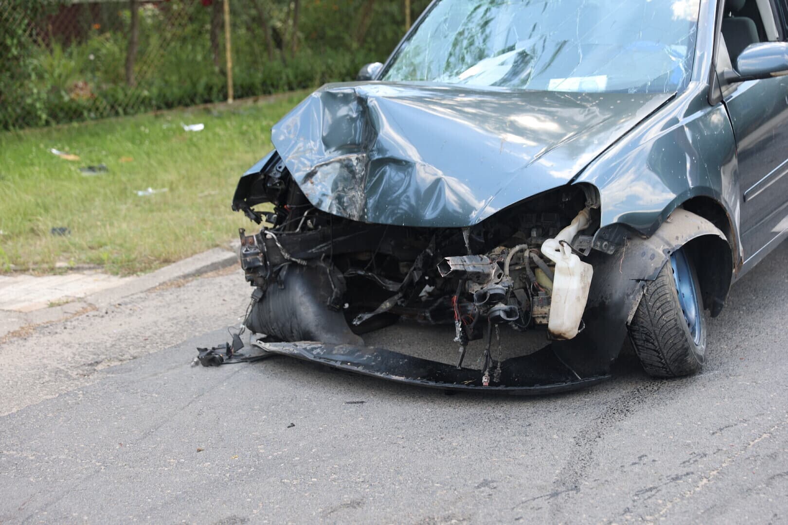Volkswagen z impetem uderzył w drzewo w Piotrkowie. Dwie młode kobiety trafiły do szpitala. Siła uderzenia była tak duża, że wypadł silnik