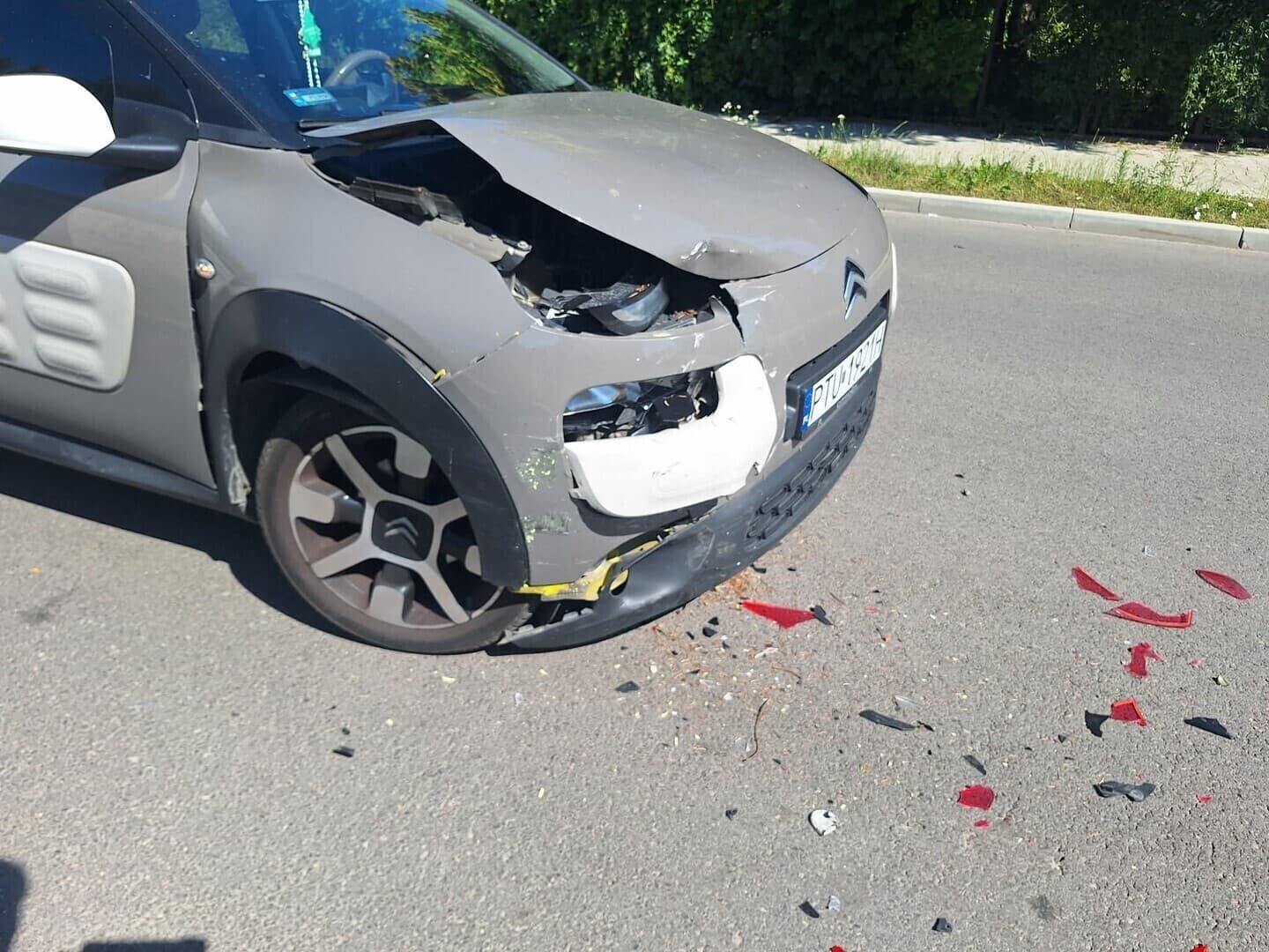 Groźnie na Belzackiej. Zasłabła za kierownicą i uderzyła w zaparkowanego Seata