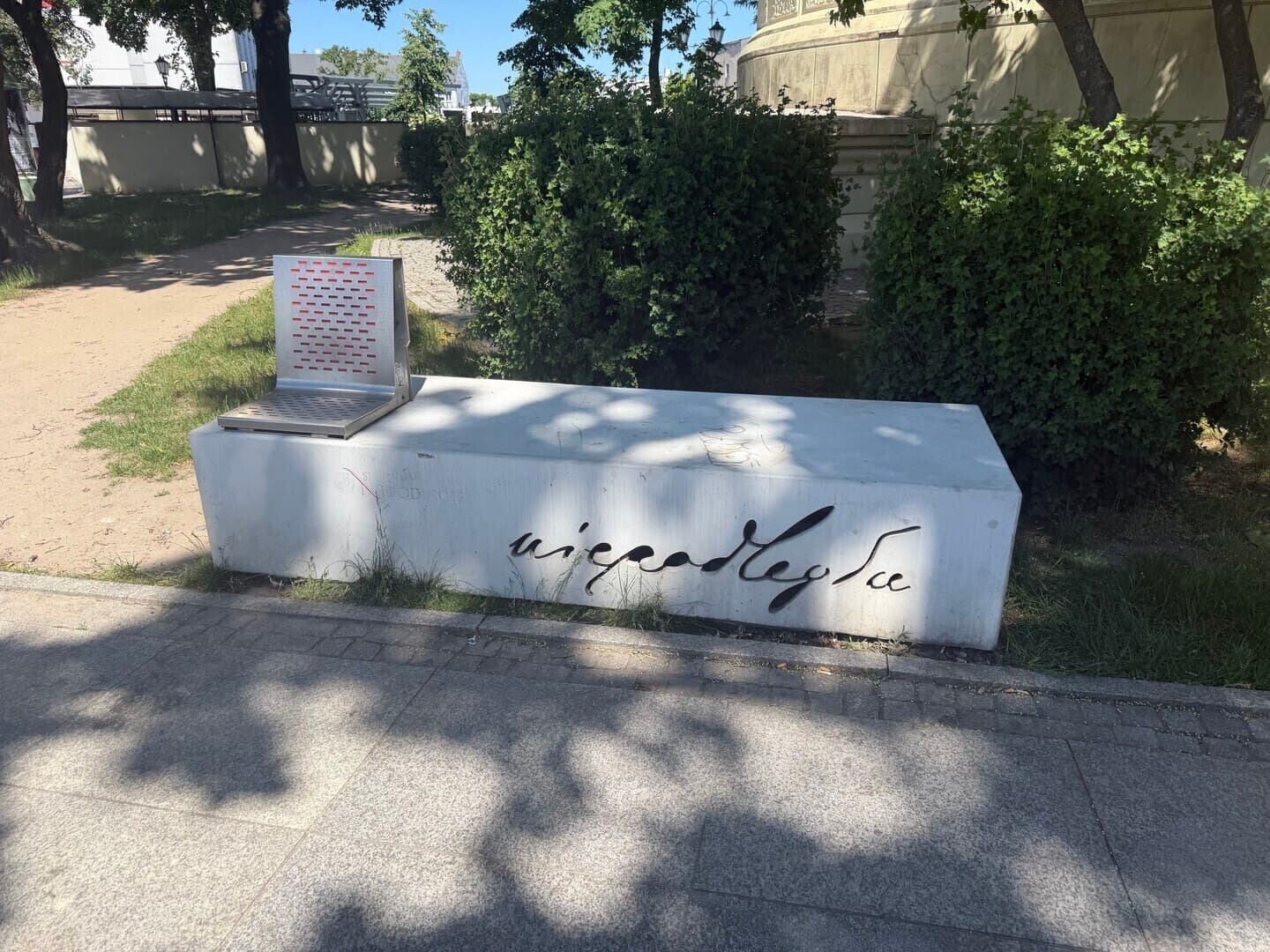 Ławka Niepodległości w Piotrkowie zostanie odnowiona. Dlaczego wyłączono nagrania?
