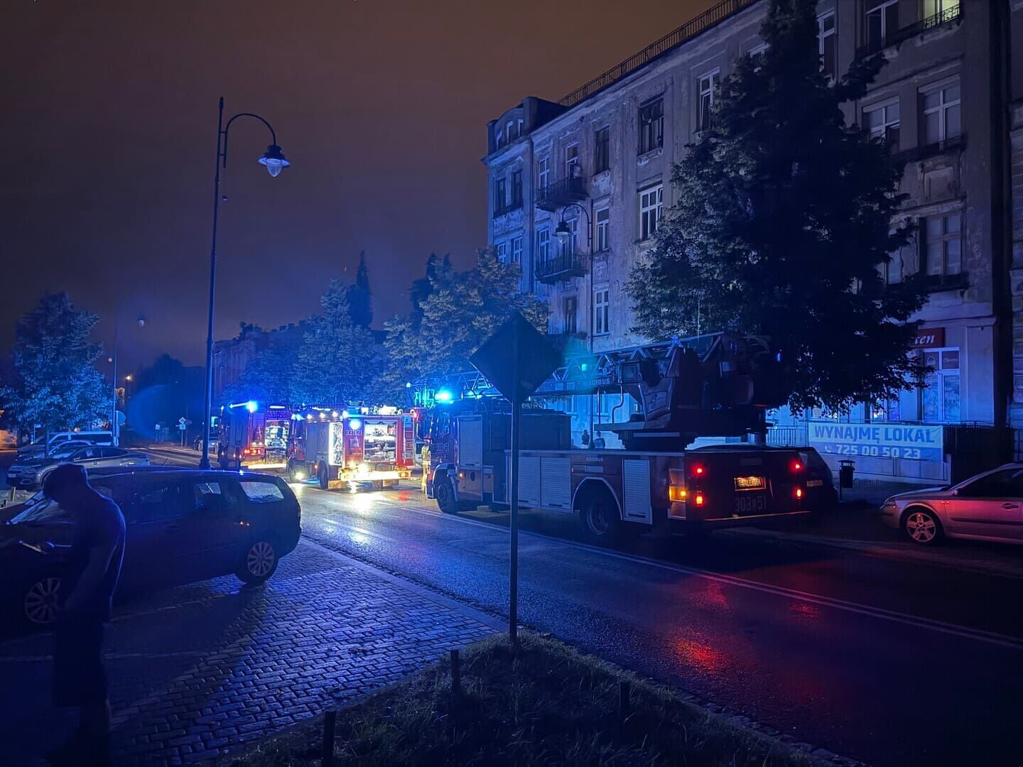 Są nowe informacje w sprawie pożaru w kamienicy przy Al. 3-Maja w Piotrkowie. Mężczyzna podpalił drzwi swojego partnera. Został zatrzymany przez policję