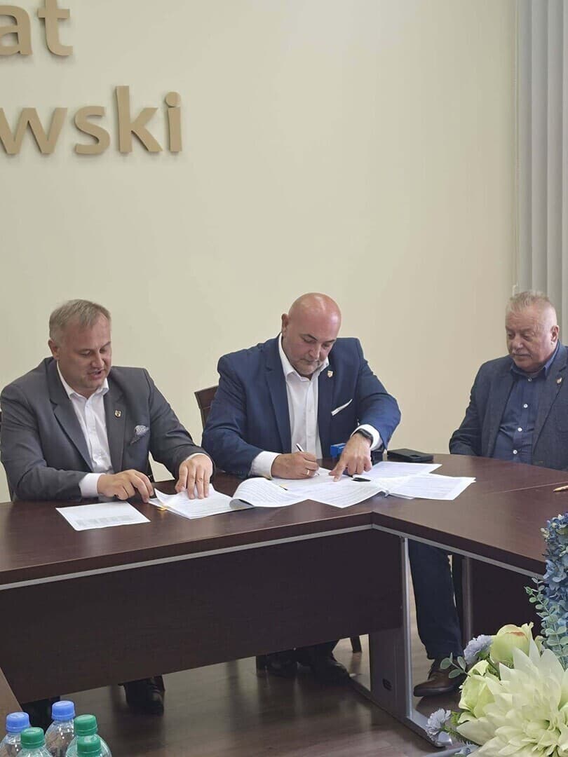 Powiat piotrkowski z dofinansowaniem na drogę Mierzyn–Antonielów i projekty w sołectwach gmin Rozprza oraz Wola Krzysztoporska