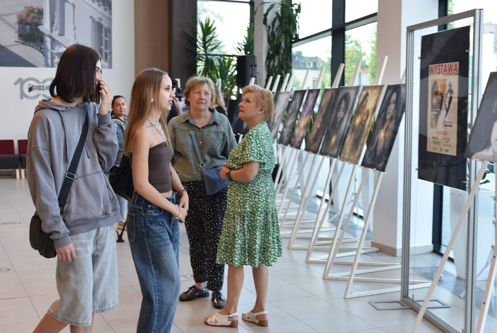 Dwa spojrzenia na emocje. W Mediatece otwarto nową wystawę fotografii