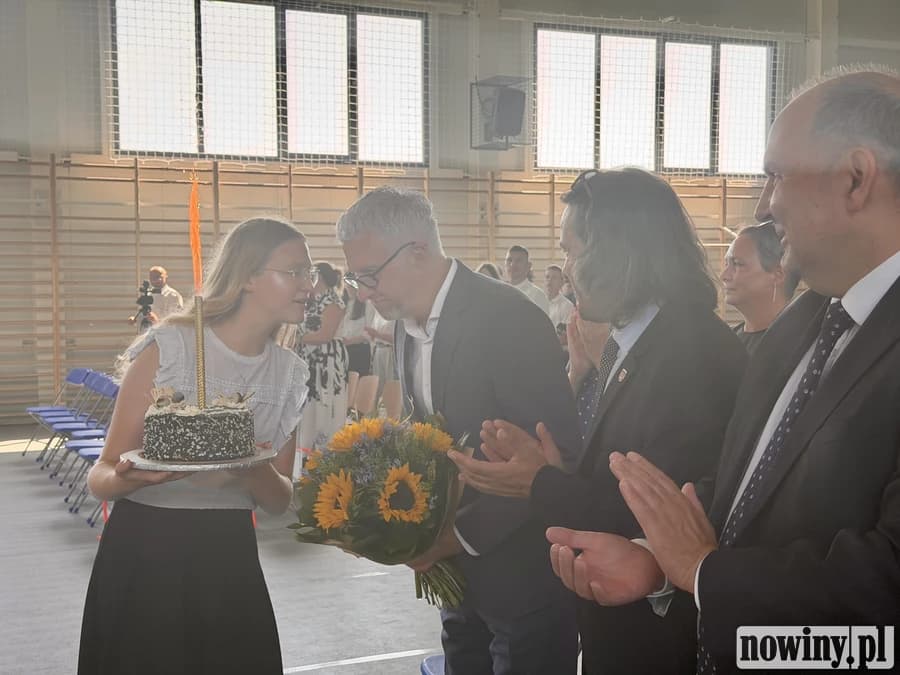 Tort i głośne 100 lat dla prezydenta Raciborza w ZSP4 w Studziennej