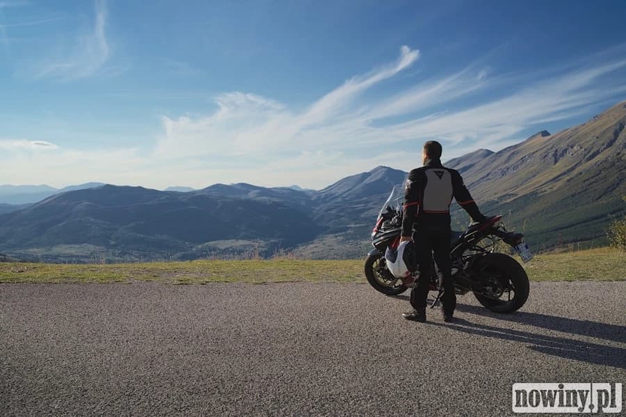 Motocykliści z regionu przed zakupem: jednoślad dla wysokiej osoby i modele turystyczne