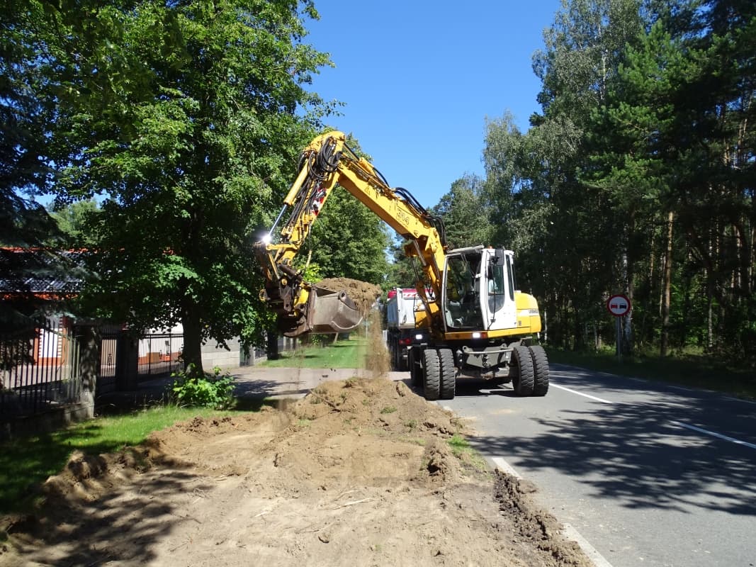 Ruszyła budowa ścieżki rowerowej przy drodze powiatowej Mogilno-Niestronno