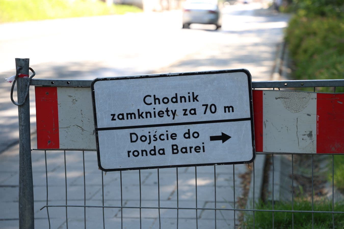 Dobrego Pasterza. Nieaktualny znak nadal kieruje pieszych na obejście [ZDJĘCIA]
