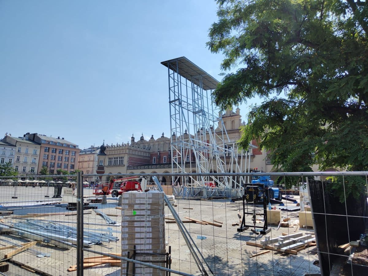 Na Rynku Głównym budują ogromną arenę. Tak wyglądają przygotowania do wydarzenia [ZDJĘCIA]