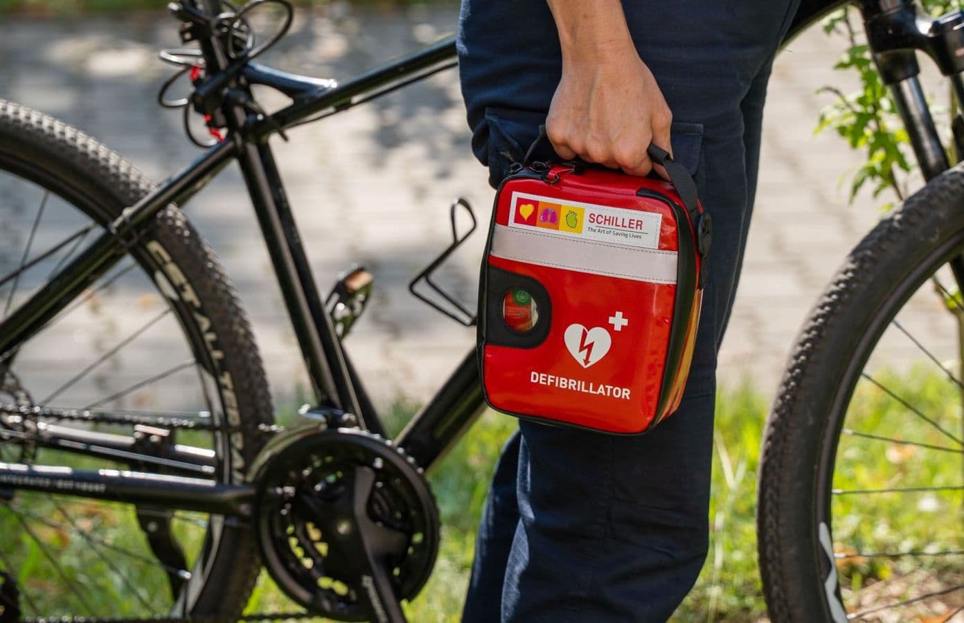 Patrole rowerowe Straży Miejskiej w Krakowie z nowym wyposażeniem. Do akcji wyjadą z defibrylatorami AED