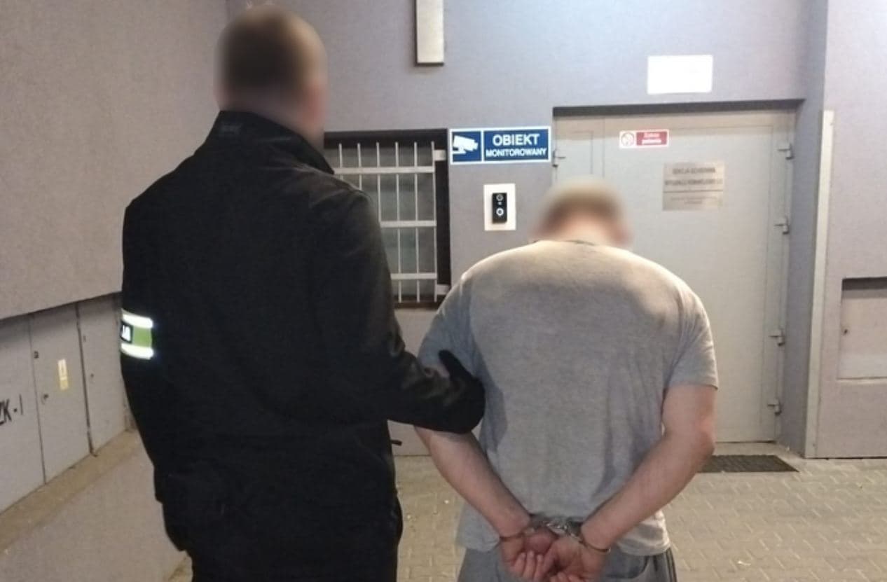 Poszukiwany listem gończym ukrywał się na dachu. Policjanci znaleźli go za kominem
