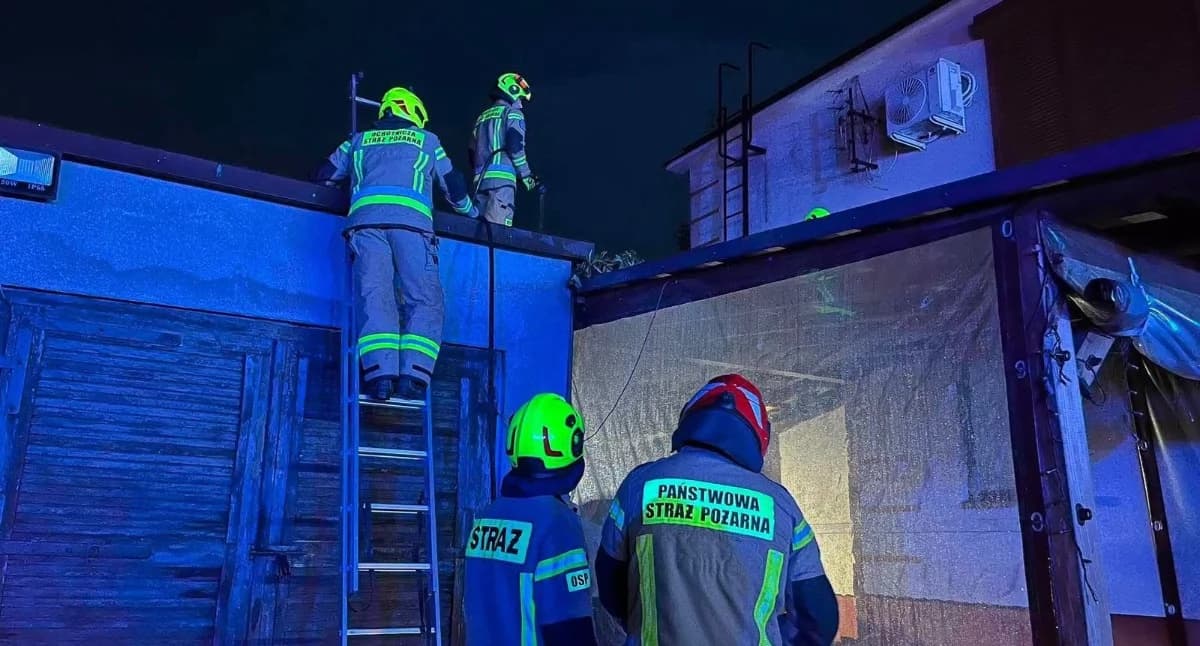 Nocny pożar wiaty w Sternowie. Ogień zniszczył elewację i sprzęt