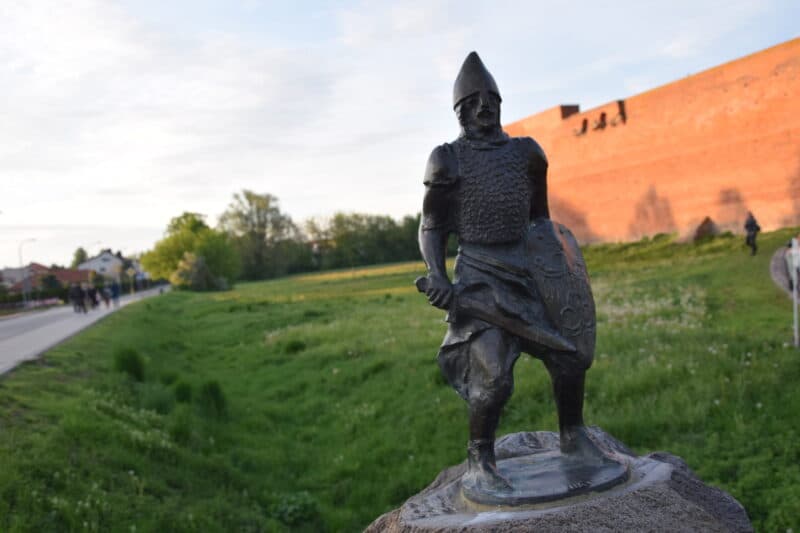 Zamkowe podróże w czasie. Wakacyjne spotkania historyczne na dziedzińcu ciechanowskiego zamku
