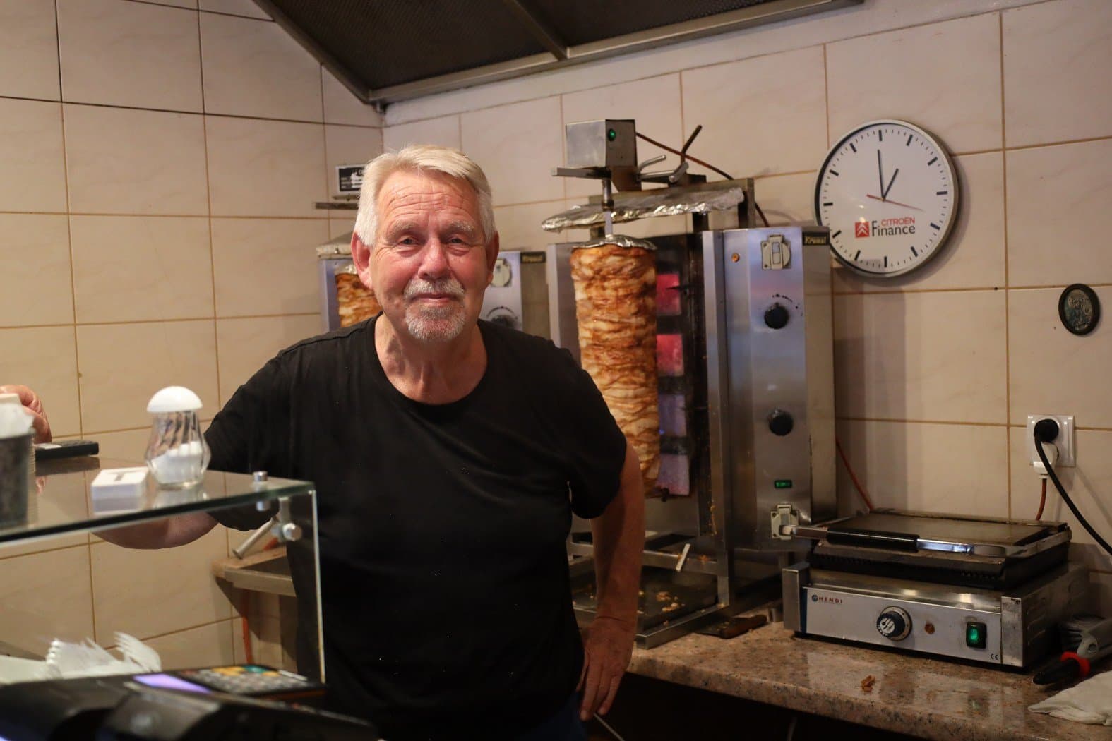 TYLKO U NASKebab u Dziadka w Skorzęcinie. Pan Jan karmi trzecie pokolenie!