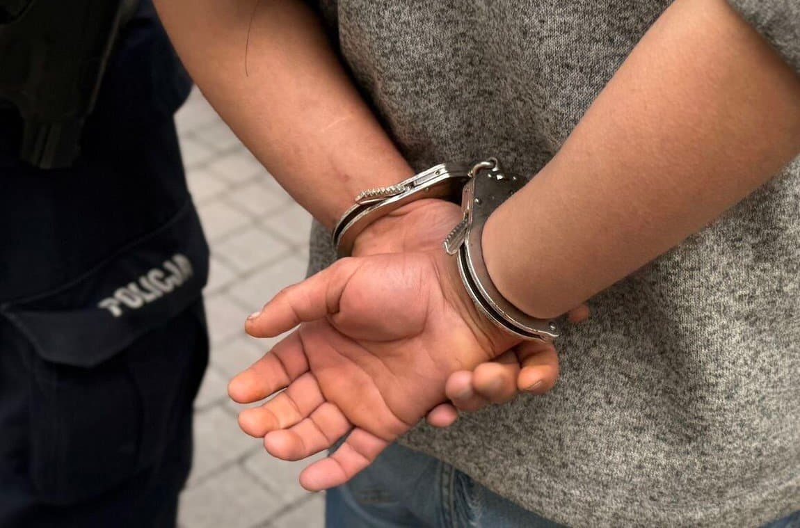 Wymachiwał młotkiem, groził śmiercią kobiecie, uciekał do lasu. Policja go zatrzymała