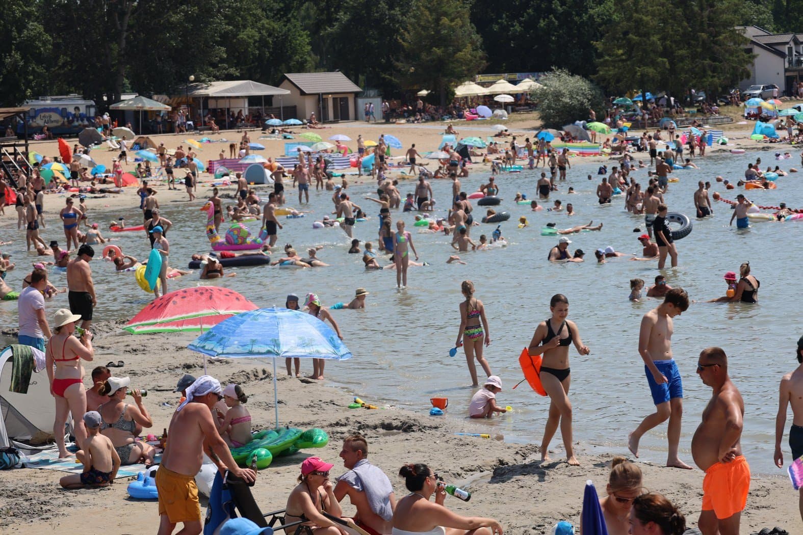 TYLKO U NASNie musisz jechać nad morze. Ten kurort skrywa czystą plażę i super imprezy