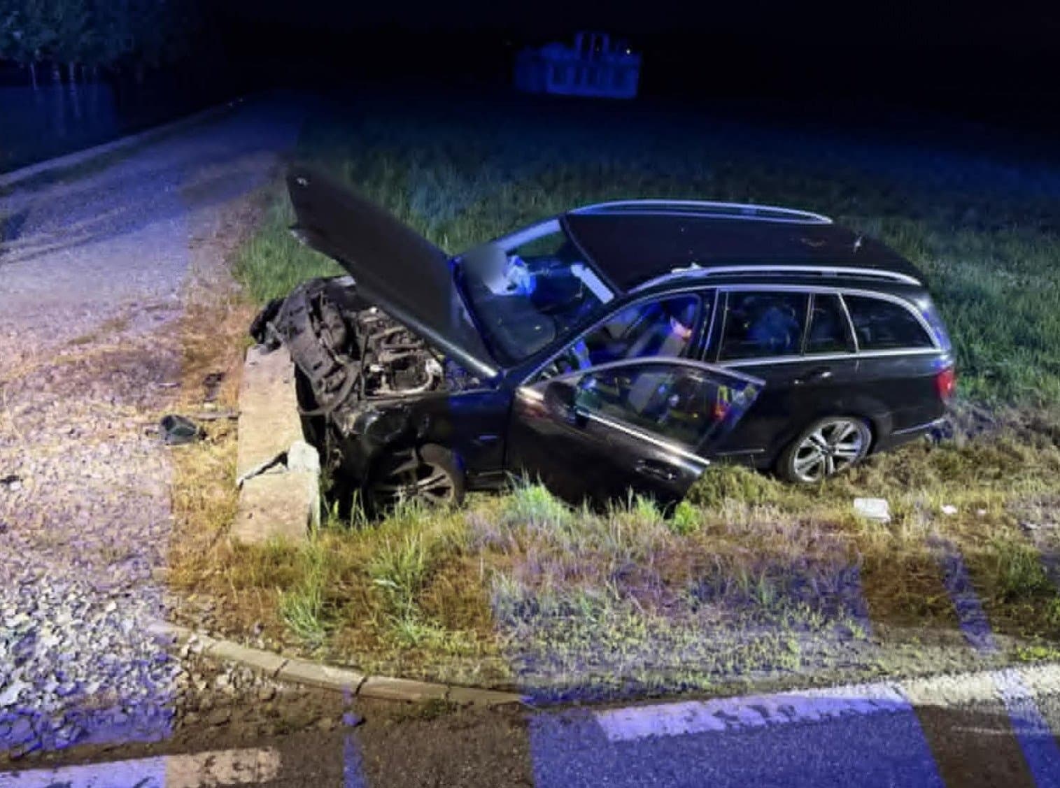 NOWEGroźne zdarzenie na drodze wojewódzkiej. Samochód uderzył w betonowy mostek