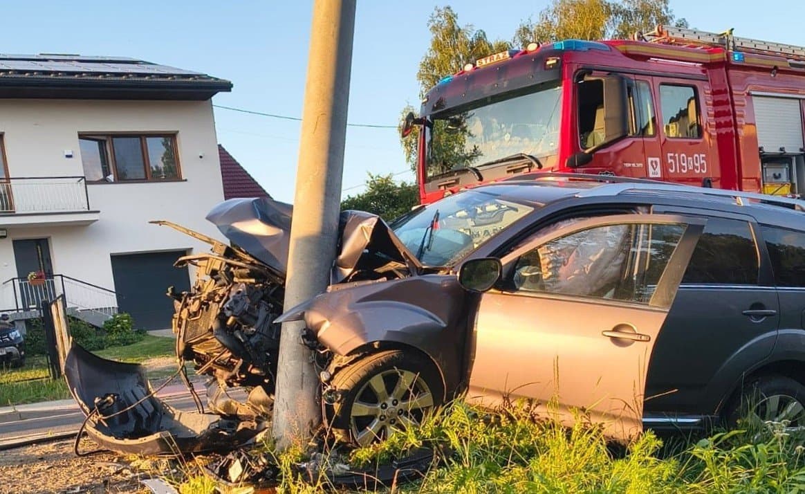 NOWEW Osieku samochód osobowy uderzył w słup energetyczny. Troje poszkodowanych