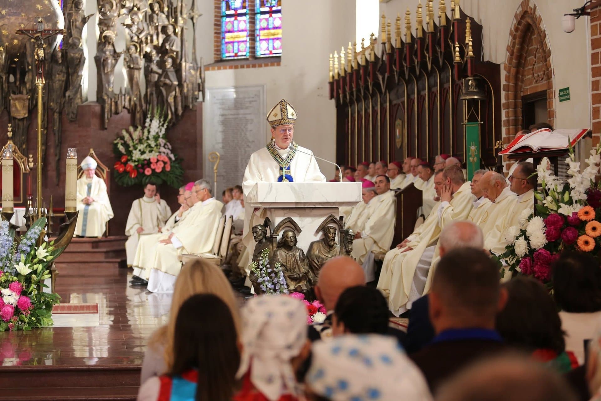 Biskupi w katedrze. Jubileuszowa msza dziękczynna za stulecie Diecezji Łomżyńskiej