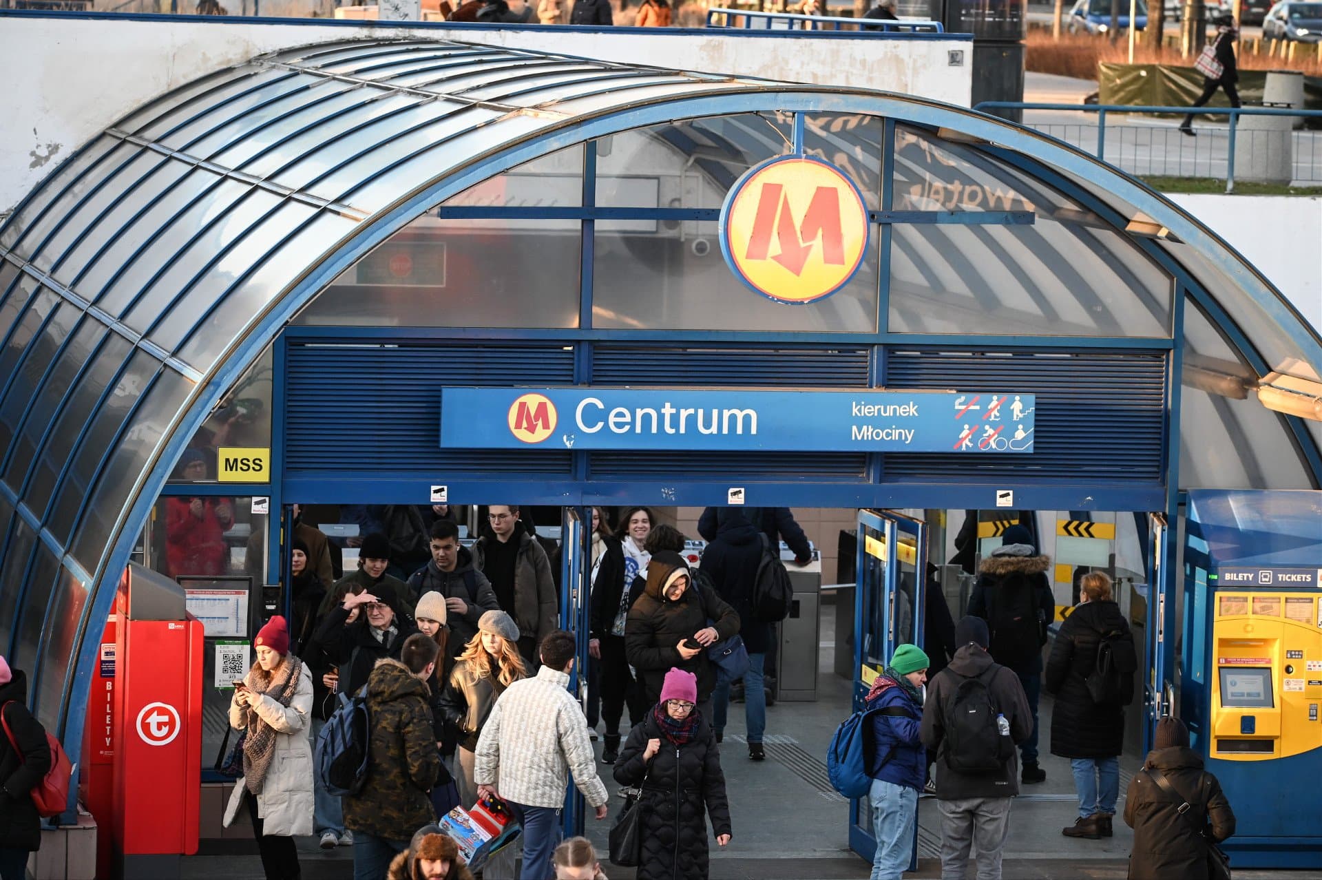 Trzy stacje M1 wyłączone z ruchu. Akcja służb na stacji Metro Centrum