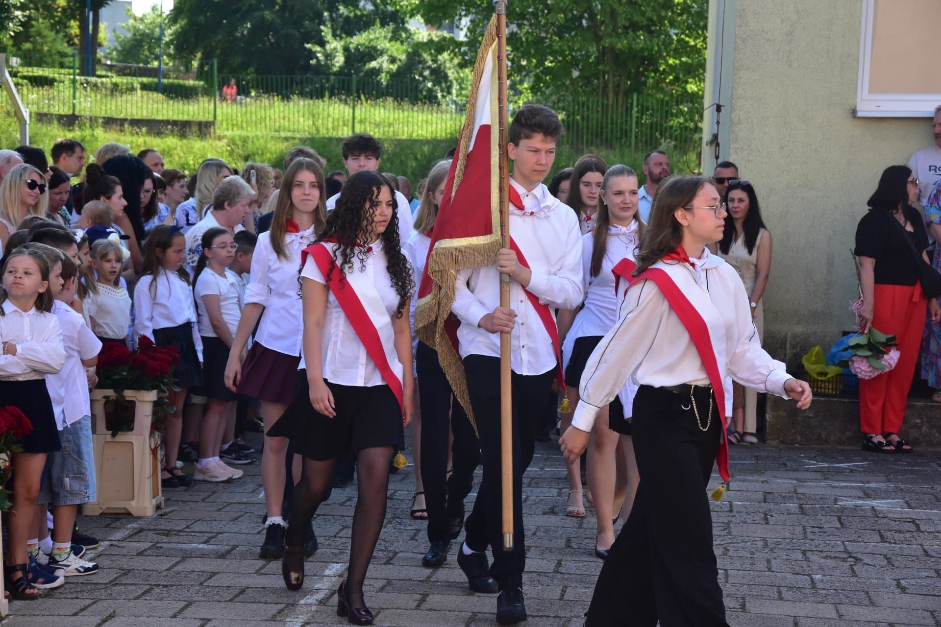 W szkołach zabrzmiał ostatni dzwonek. Wakacje czas zacząć!