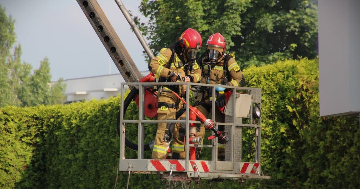 Podnośnik pod blokiem na Zazamczu. Wszystko przez kilka chwil nieuwagi