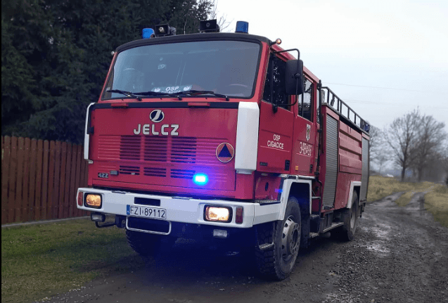 Płonie rafineria. Kilka jednostek Państwowej Straży Pożarnej bezradnie patrzy na buchające płomienie i eksplozje nie będąc nawet w stanie zbliżyć się do pożaru!