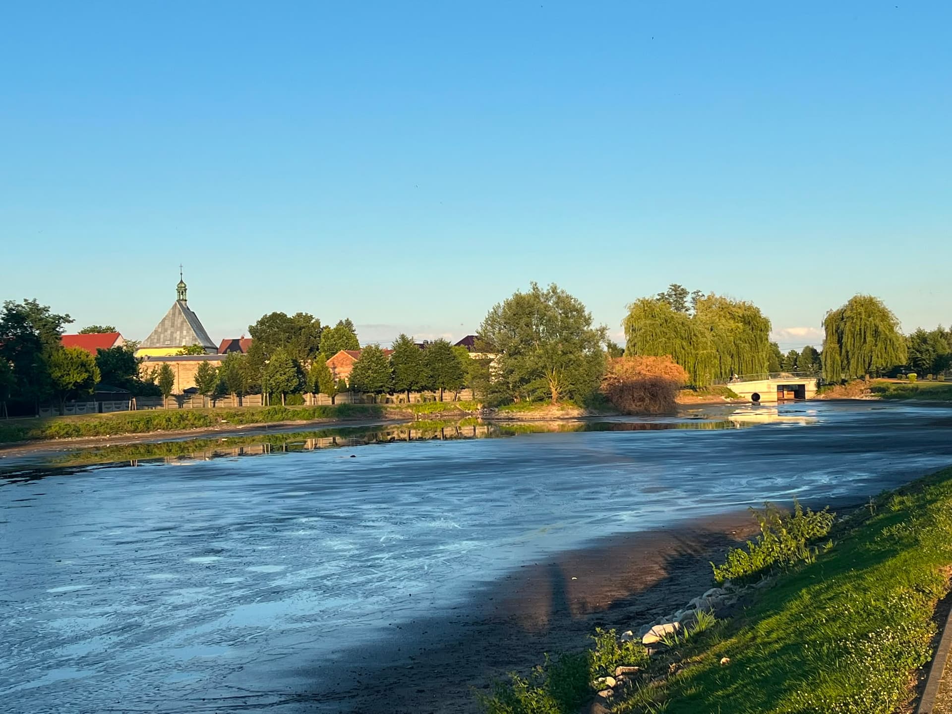 Niebezpieczne dno stawu w Jemielnicy