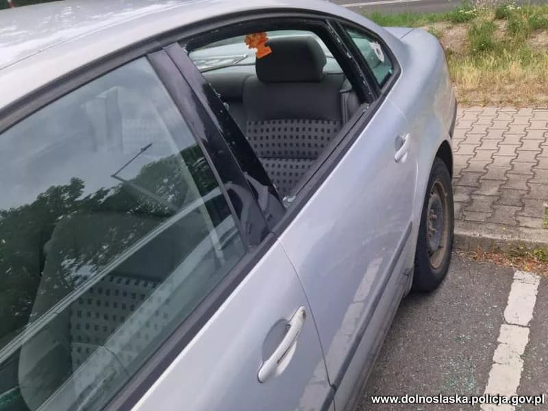 Półtoraroczne dziecko zatrzaśnięte w rozgrzanym aucie. Policjanci wybili szybę, by uratować malucha