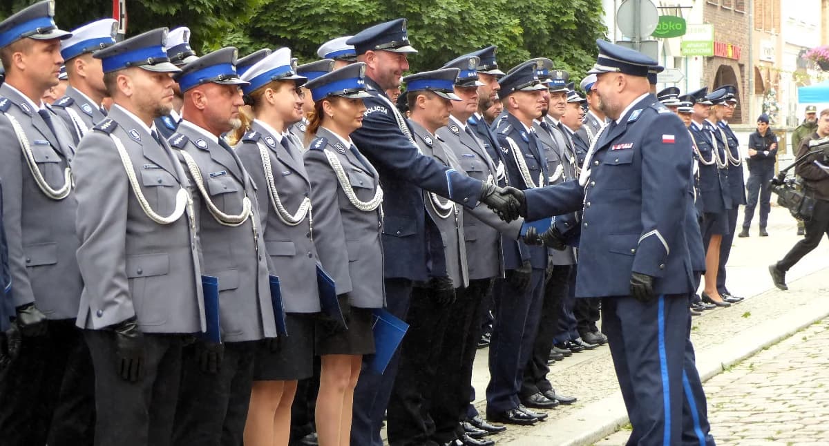 Święto Policji w Elblągu: Awanse, odznaczenia i przetarg na nową komendę