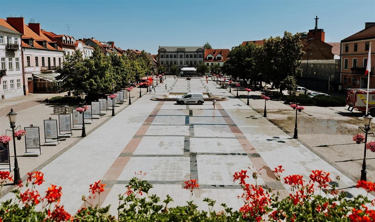 Plac przed płockim ratuszem przejdzie metamorfozę. Przybędzie drzew, rabat kwiatowych, ławeczek… [FOTO]