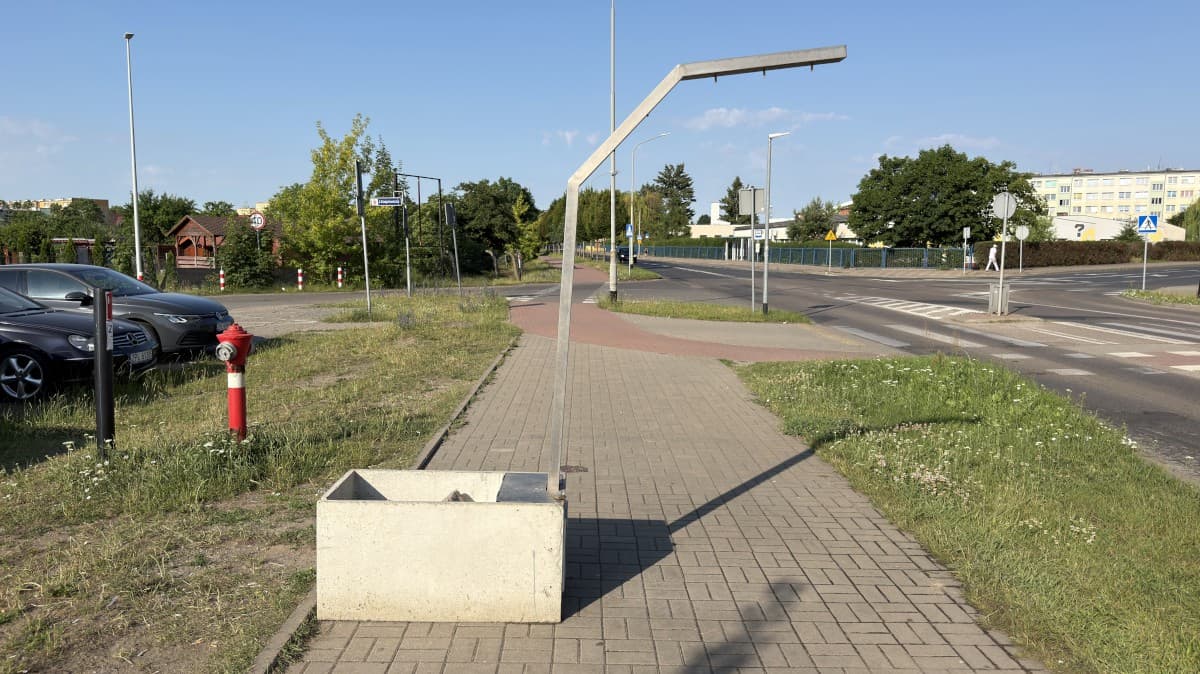 Upały w Policach. W mieście uruchomiono zraszacze, które pomagają przetrwać wysokie temperatury